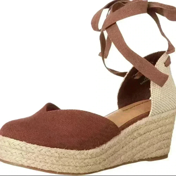 AMAZON ESSENTIALS | Women's Deep Brown Lace  Up Classic Wedge Sandals - Picture 1 of 6